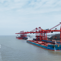 全球首次!兩艘40萬噸礦船同時靠寧波舟山港